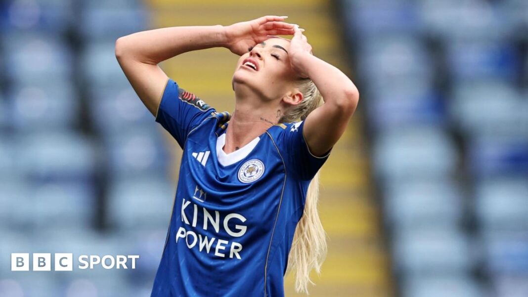 Leicester City Women: Jesu li Lisice predodređene za play-off za ispadanje? Alisha Lehmann holds her hands to her head in frustration