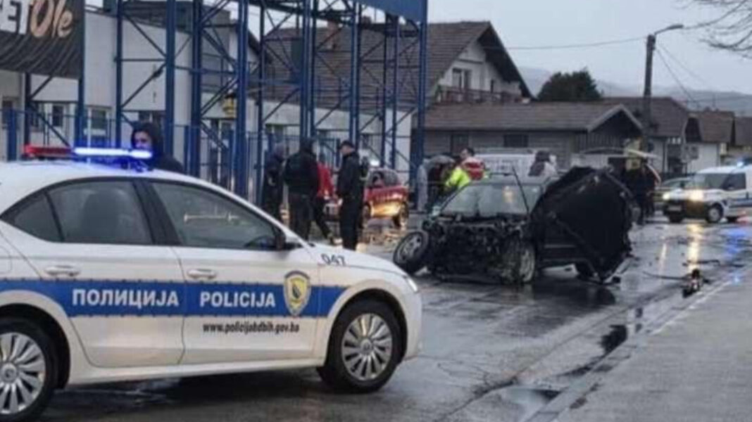 “Maloljetnik za volanom Mercedesa zadobio teške povrede” – Crna hronika “Maloljetnik za volanom Mercedesa zadobio teške povrede” – Crna hronika