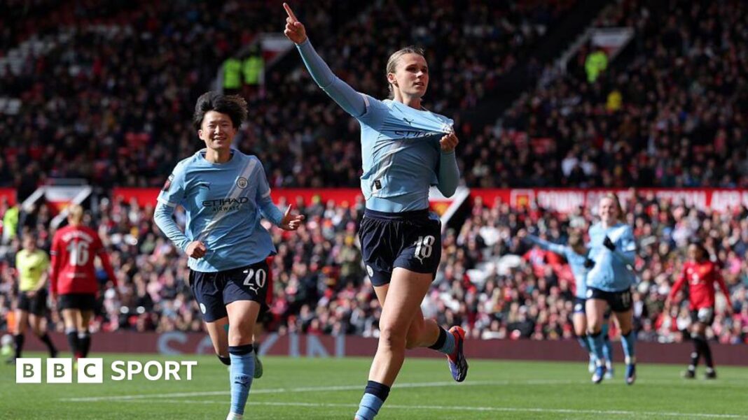Man Sitijeva ‘izjava’ pobeda u Man Utd-u pokazuje da se nose sa pritiskom u trci za titulu na WSL-u Kerstin Casparij celebrates scoring for Manchester City at Old Trafford during their 3-0 win over Manchester United in the WSL.