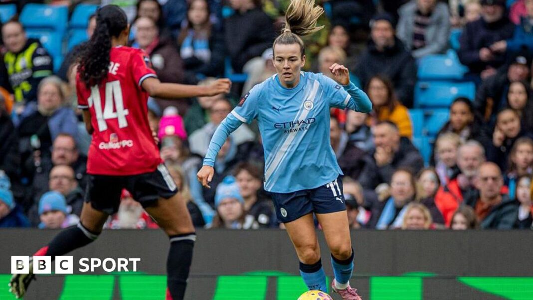 Man Utd v Man City: WSL naslov i evropske kvalifikacije u fokusu na derbi meču Lauren Hemp playing Manchester United at the Etihad
