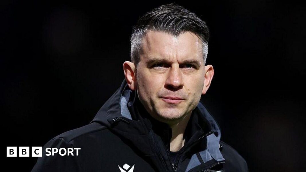 Matt Bloomfield: Šef Oxford Uniteda odao počast Ameliji Aplin nakon pobjede Blackburn Roversa Oxford United boss Matt Bloomfield looks on at a game