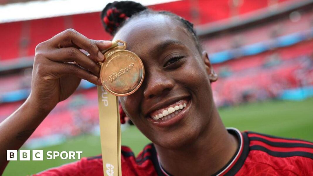 Melvine Malard: Put zvezde Mančester junajteda od ostrva Reunion do finala Liga kupa protiv Čelsija Melvine Malard of Manchester United poses for a photograph with her Adobe Women