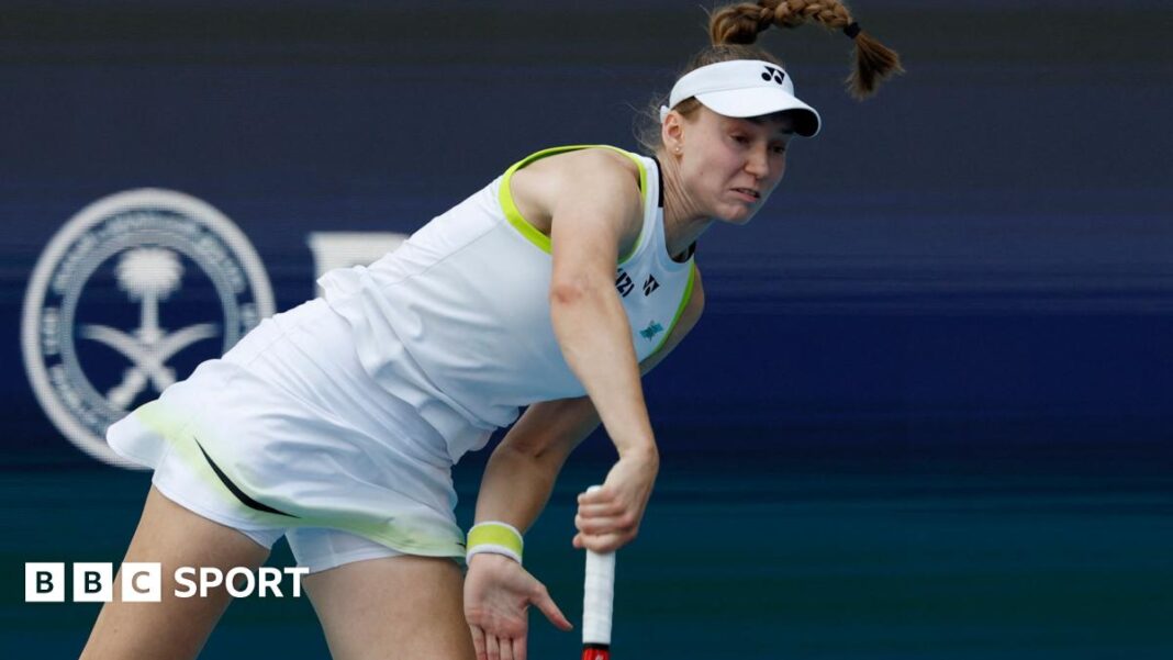 Miami Open: Elena Rybakina se bori protiv Jessice Pegule za prolaz u polufinale Elena Rybakina serves against Jessica Pegula