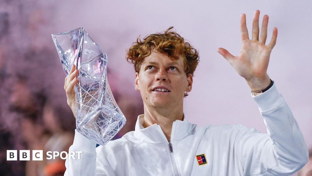 Miami Open: Jannik Sinner osvaja titulu kako bi održao pritisak na Carlosa Alcaraza na svjetskoj rang listi Jannik Sinner celebrates winning the Miami Open