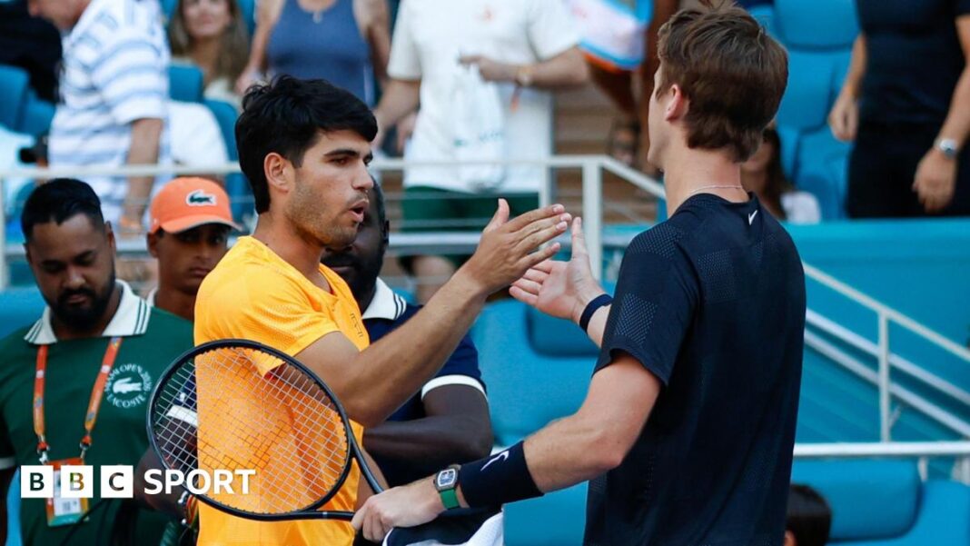 Miami Open: Prvi teniser svijeta Carlos Alcaraz doživio iznenađujući poraz od Amerikanca Sebastiana Korde u trećem kolu Sebastian Korda and Carlos Alcaraz embrace at the end of their match at the Miami Open