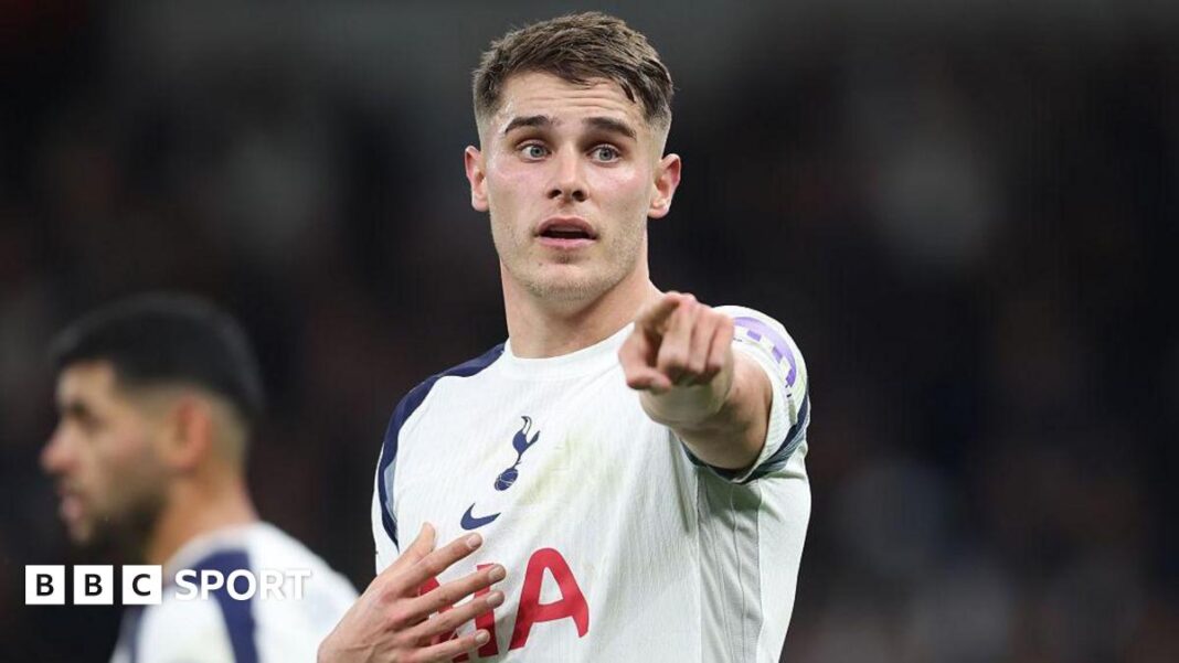 Micky van de Ven: Defanzivac Totenhema rekao je “najveću glupost” tvrdeći da igrači ne mare za borbu kluba Micky van de Ven points at his team-mates while playing for Tottenham in a Champions League game