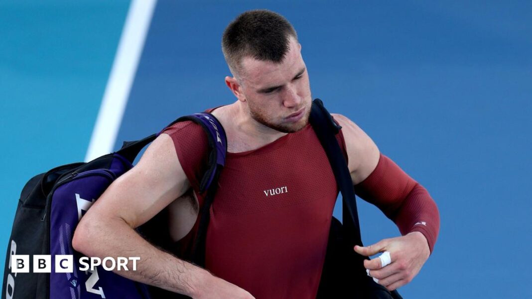 Monte Carlo Masters: Jack Draper se povukao sa takmičenja na šljaci Jack Draper walks off court after his Miami Open defeat by Reilly Opelka