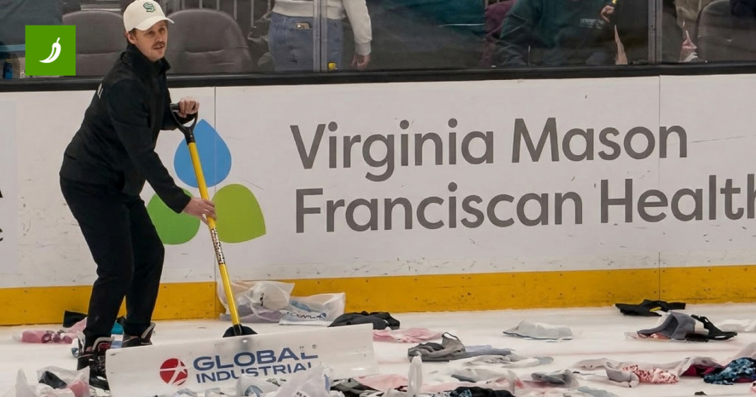 Navijači bacili više od 1000 grudnjaka i prekinuli hokejašku utakmicu. Evo zašto Navijači bacili više od 1000 grudnjaka i prekinuli hokejašku utakmicu. Evo zašto