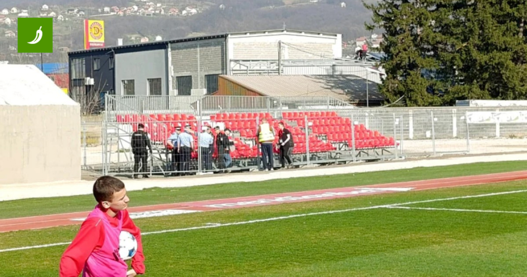 Navijači svinjskom masti namazali tribinu u BiH: “Usred ramazana, tribina namazana” Navijači svinjskom masti namazali tribinu u BiH: "Usred ramazana, tribina namazana"