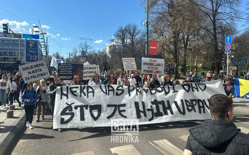 “Neka vas probudi ono što je njih uspavalo” – Crna hronika Završeni deseti protesti Sarajlija: “Neka vas probudi ono što je njih uspavalo”