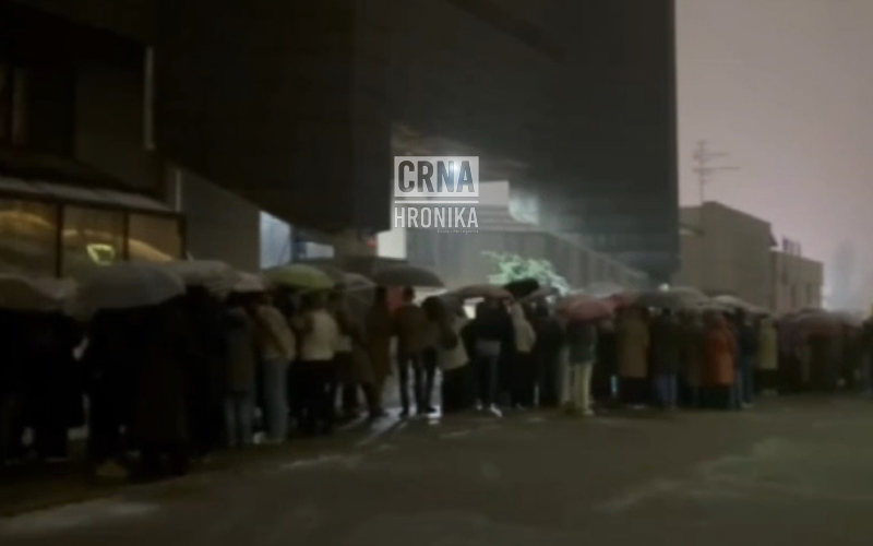 Neki fanovi ostali ispred Zetre. Organizatori koncerta Zdravka Čolića: Dolazak pred početak koncerta dovodi do gužvi Neki fanovi ostali ispred Zetre. Organizatori koncerta Zdravka Čolića: Dolazak pred početak koncerta dovodi do gužvi