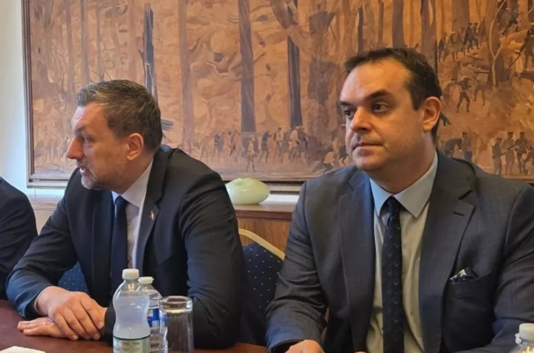 Ništa od imenovanja Konakovićevog savjetnika: Dino Selimović ne ispunjava uslove za direktora Aerodroma. Nadzorni odbor ne želi ga imenovati! – Istraga .ba Ništa od imenovanja Konakovićevog savjetnika: Dino Selimović ne ispunjava uslove za direktora Aerodroma. Nadzorni odbor ne želi ga imenovati! - Istraga .ba