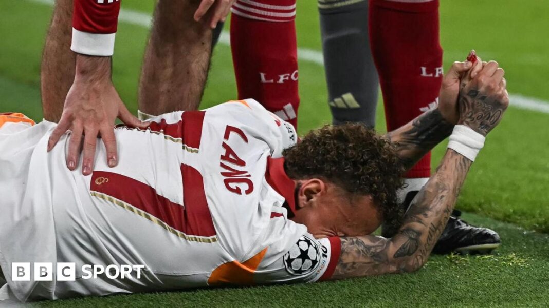 Noa Lang: Veznjak Galatasaraja spreman na operaciju posjekotine nakon poraza u Ligi prvaka od Liverpoola Noa Lang reacts on the floor after cutting his thumb