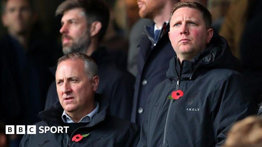 Norwich City: Neil Adams napušta Norwich u pretresu Canarisa Neil Adams and Ben Knapper in the stands at Carrow Road