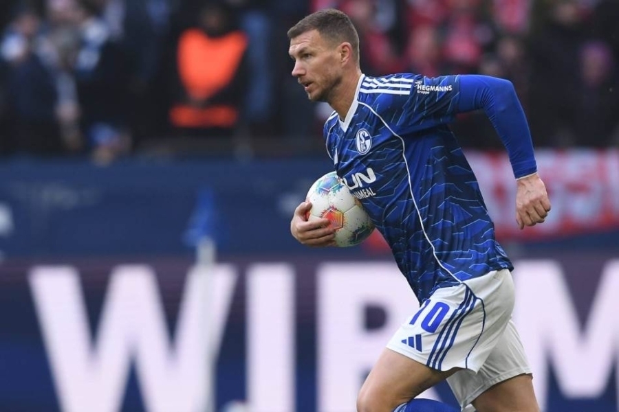 O NJEMU BRUJI NJEMAČKA: Nevjerovatan potez Edina Džeke prije dolaska u Schalke… O NJEMU BRUJI NJEMAČKA: Nevjerovatan potez Edina Džeke prije dolaska u Schalke...