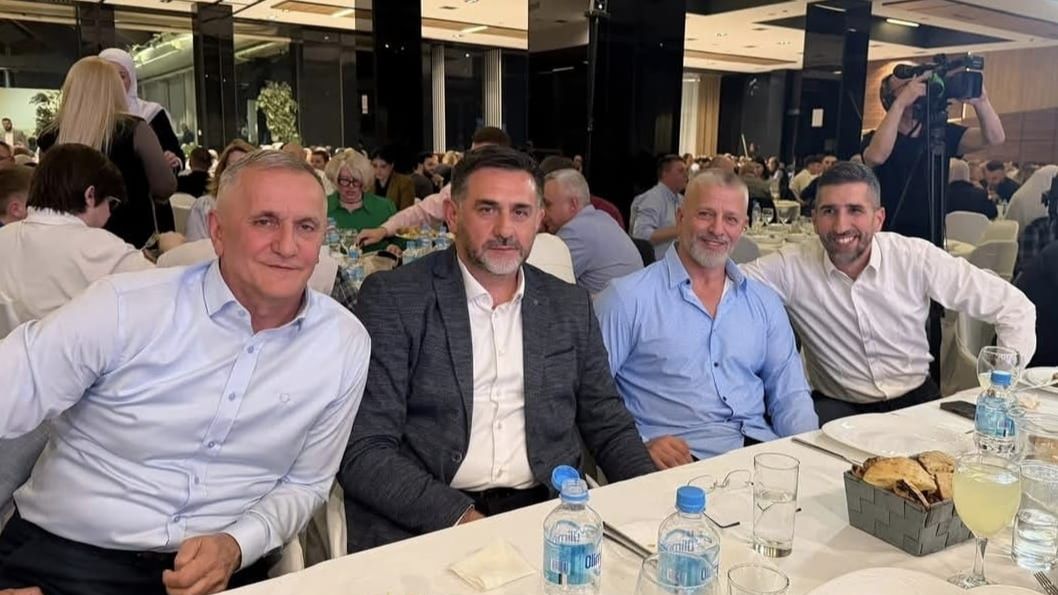 OVO MALO ‘TOPE-MOČE’: Iftari kao promenada nove bošnjačke poratne nacionalne klase OVO MALO ‘TOPE-MOČE’: Iftari kao promenada nove bošnjačke poratne nacionalne klase