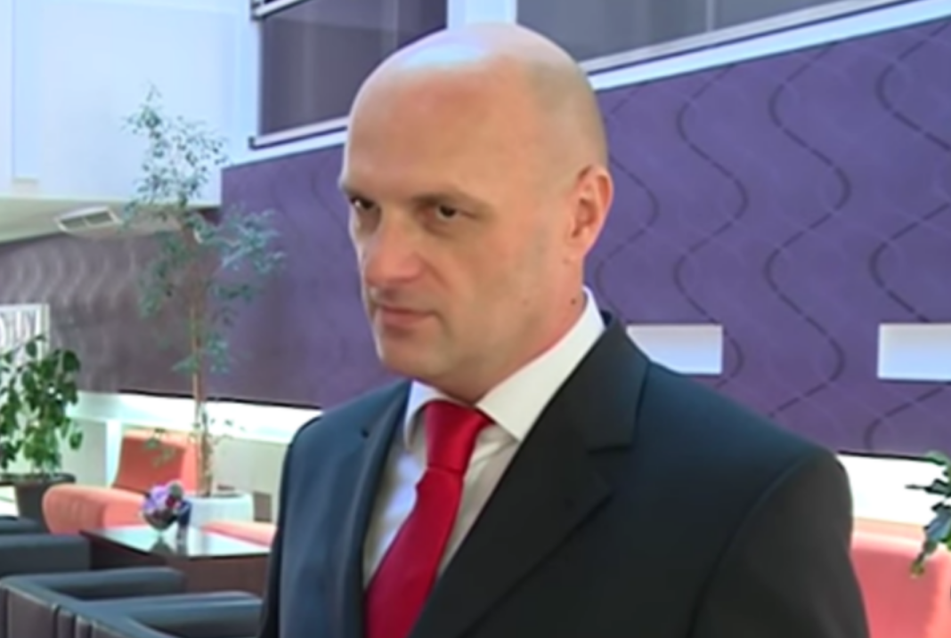 Objavljujemo dijelove nestalog iskaza poslanika NSRS Aleksandra Trninića: “Vozač Trivić mi je rekao da je problem riješen. Bajić nije odobrio MUP-u RS da me prate. Rekao mi je daj šta daš, moram Bajića ispoštovati. Ubacio sam u auto 2000 eura” Objavljujemo dijelove nestalog iskaza poslanika NSRS Aleksandra Trninića: "Vozač Trivić mi je rekao da je problem riješen. Bajić nije odobrio MUP-u RS da me prate. Rekao mi je daj šta daš, moram Bajića ispoštovati. Ubacio sam u auto 2000 eura"