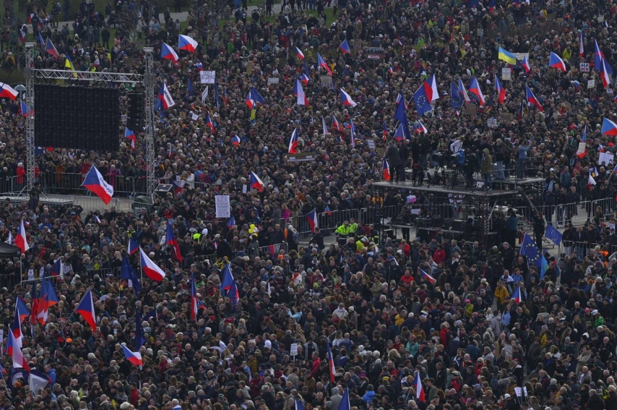 PROBLEMI ZA POPULISTIČKOG POLITIČARA: U Pragu na proteste izašlo 200.000 ljudi, protive se novoj vladi premijera Babiša (FOTO) PROBLEMI ZA POPULISTIČKOG POLITIČARA: U Pragu na proteste izašlo 200.000 ljudi, protive se novoj vladi premijera Babiša (FOTO)