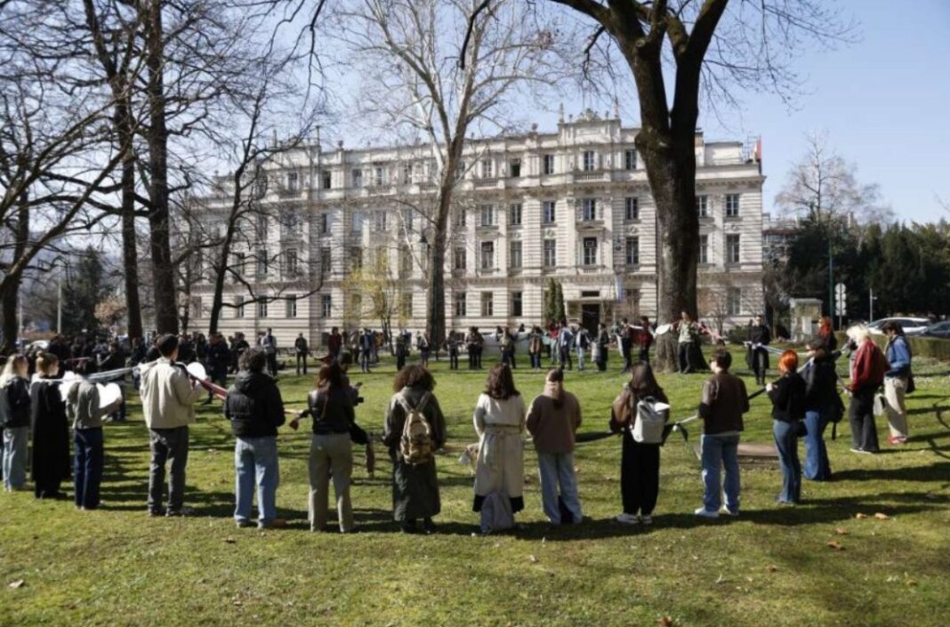Pad jedne Vlade i društvo bez nade: Maratonska sjednica Skupštine KS s unaprijed poznatim epilogom – Istraga .ba Pad jedne Vlade i društvo bez nade: Maratonska sjednica Skupštine KS s unaprijed poznatim epilogom - Istraga .ba