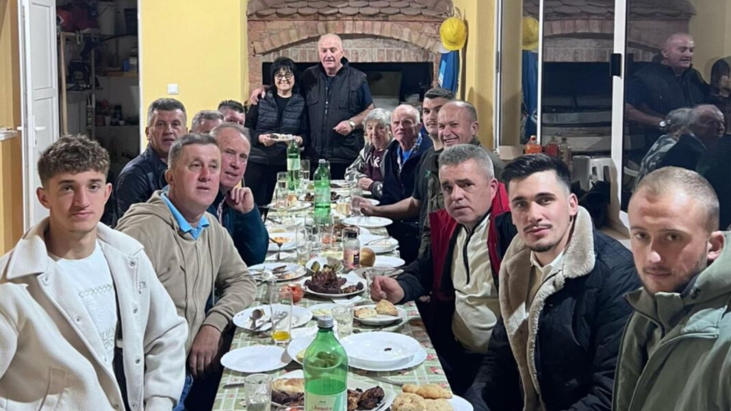 Pejo i Drena iz Jajca svake godine organizuju iftar za komšije muslimane Pejo i Drena iz Jajca svake godine organizuju iftar za komšije muslimane