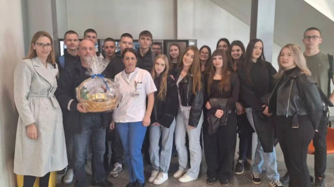 Poklon za heroje koji su spasili život 16-godišnjoj djevojčici povrijeđenoj u tramvajskoj nesreći u Sarajevu Poklon za heroje koji su spasili život 16-godišnjoj djevojčici povrijeđenoj u tramvajskoj nesreći u Sarajevu