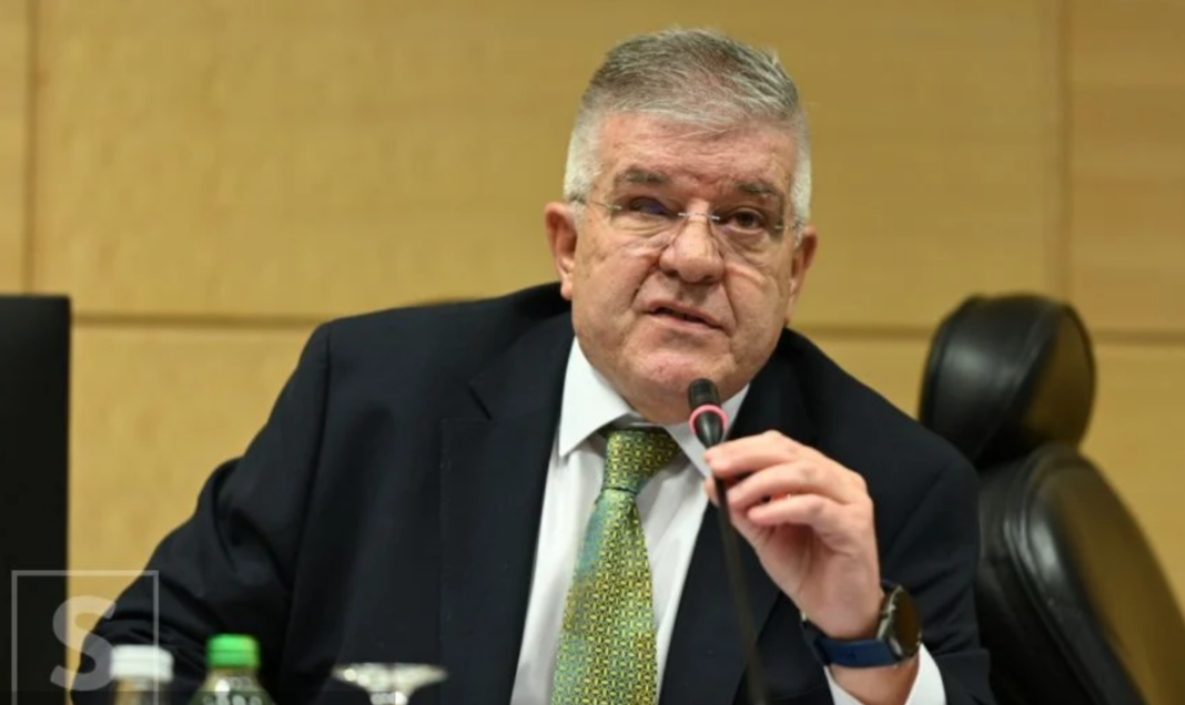 Policajac iz “ovnovog krda”: Evo zašto treba smijeniti Dragana Miokovića Policajac iz "ovnovog krda": Evo zašto treba smijeniti Dragana Miokovića