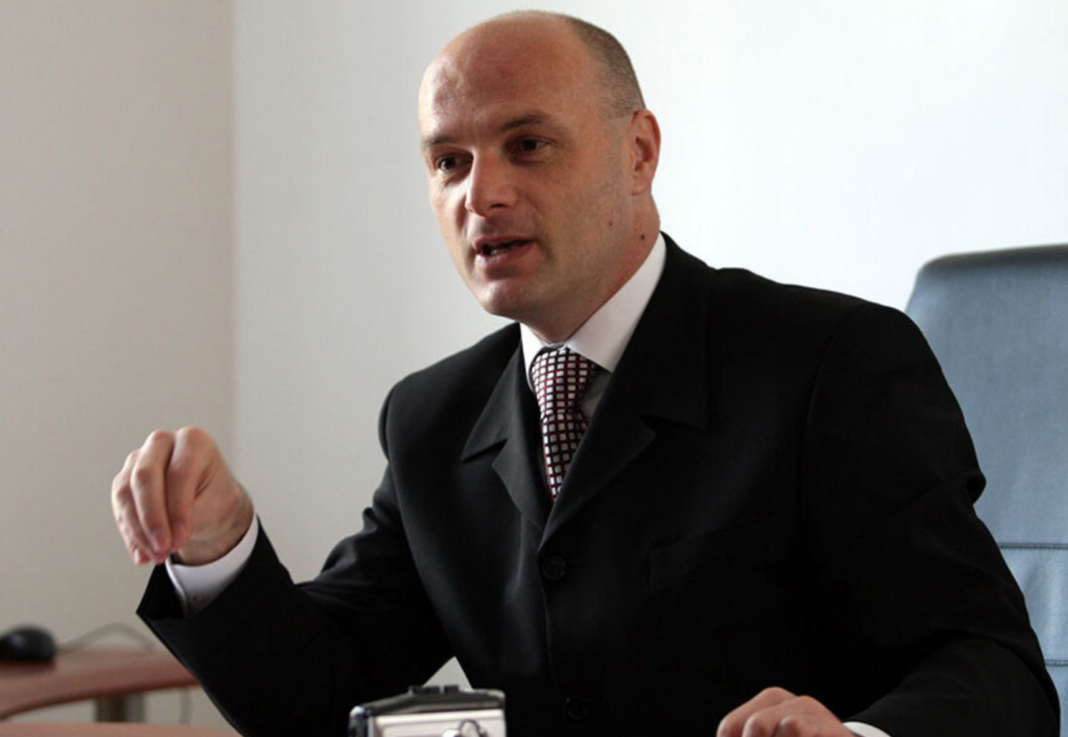 Pozadina hapšenja službenika Specijalnog tužilaštva RS: Miodrag Bajić žrtvuje vozača da bi spasio sebe! – Istraga .ba Pozadina hapšenja službenika Specijalnog tužilaštva RS: Miodrag Bajić žrtvuje vozača da bi spasio sebe! - Istraga .ba