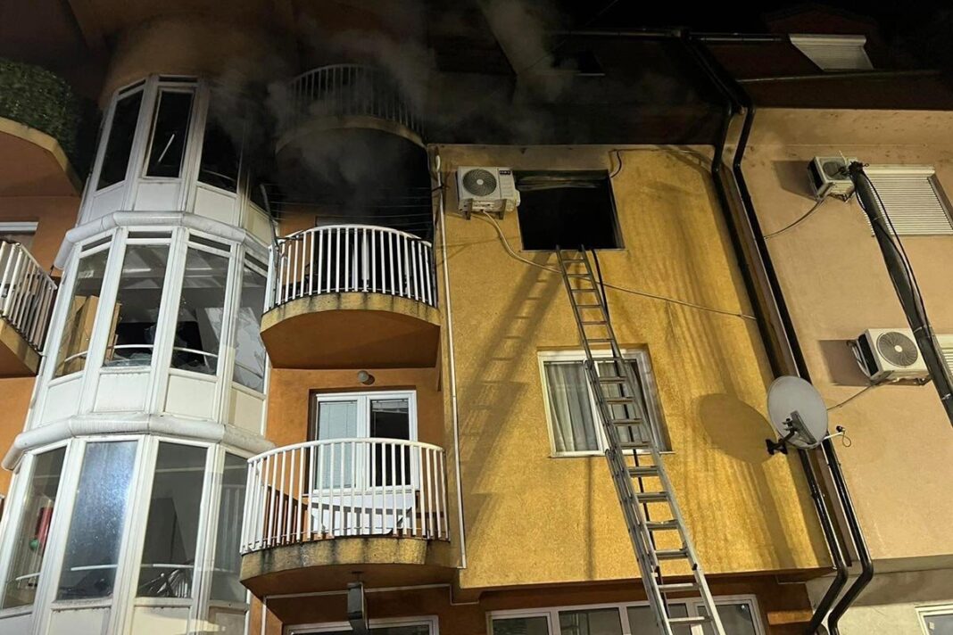 Požar u Tesliću: Evakuisana zgrada, jedna osoba završila u bolnici zbog dima Požar u Tesliću: Evakuisana zgrada, jedna osoba završila u bolnici zbog dima