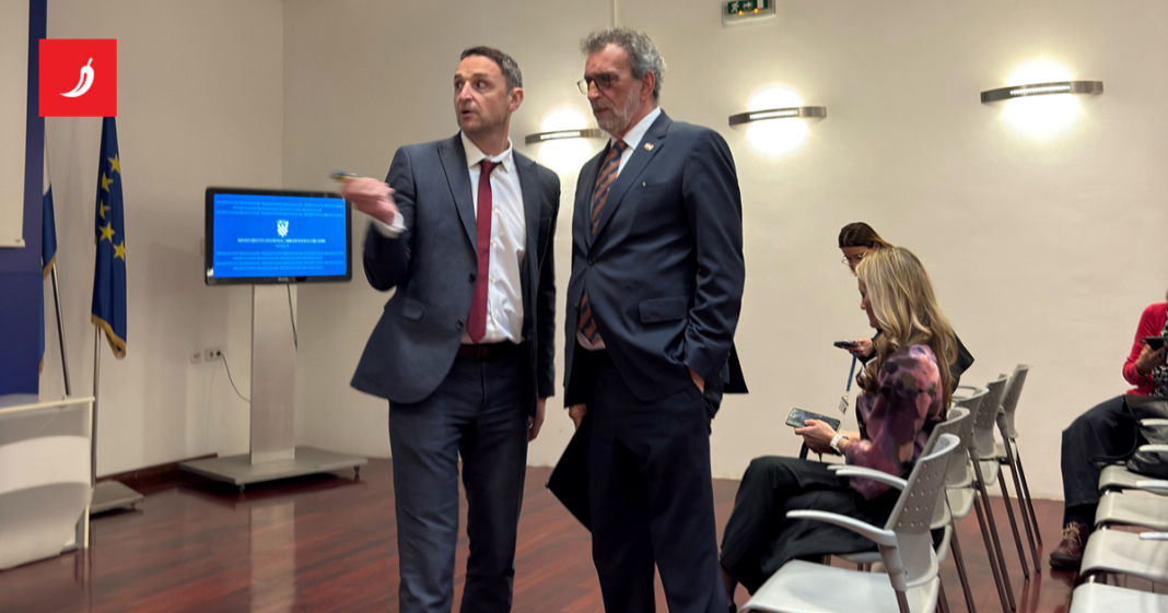 Predstavljen novi pravilnik za škole. Mobiteli zabranjeni, uvedene strože kazne Predstavljen novi pravilnik za škole. Mobiteli zabranjeni, uvedene strože kazne