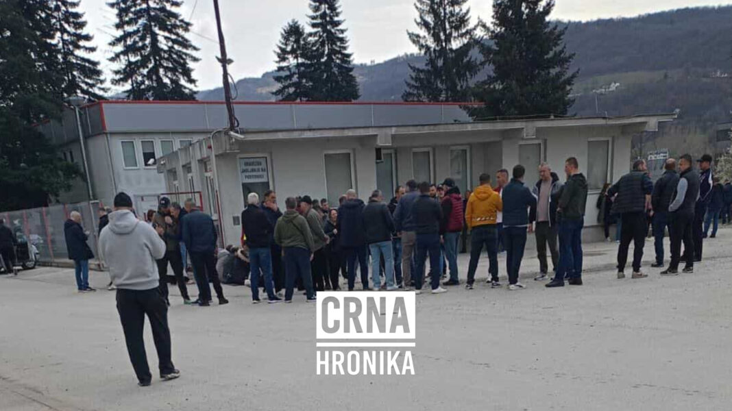 Radnici Standard Furniture Factory u Ilijašu na protestu: Mjesecima bez plata i doprinosa Radnici Standard Furniture Factory u Ilijašu na protestu: Mjesecima bez plata i doprinosa