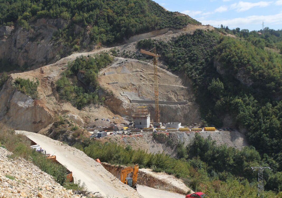 Radovi na Koridoru 5C pred obustavom: Evropski kreditori traže smjenu rukovodstva Autocesta FBiH Radovi na Koridoru 5C pred obustavom: Evropski kreditori traže smjenu rukovodstva Autocesta FBiH
