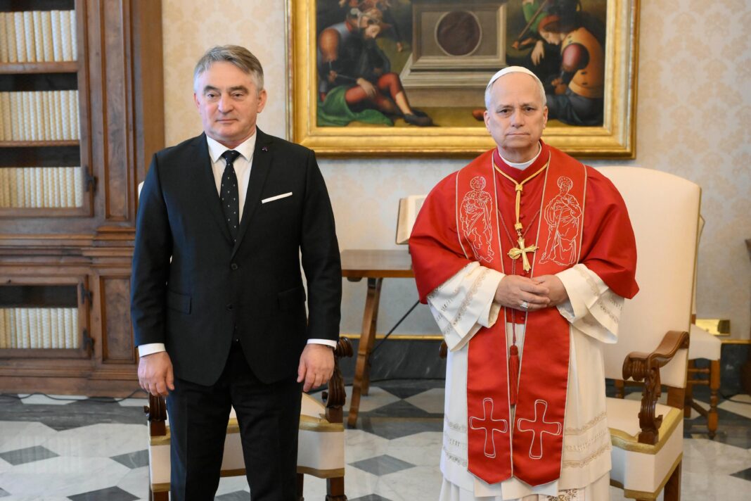 Rampa za Denisa Bećirovića i Željku Cvijanović: Vatikan odlučio da samo Željko Komšić održi sastanak sa papom! Ostali dobili priliku za fotografisanje – Istraga .ba Rampa za Denisa Bećirovića i Željku Cvijanović: Vatikan odlučio da samo Željko Komšić održi sastanak sa papom! Ostali dobili priliku za fotografisanje - Istraga .ba