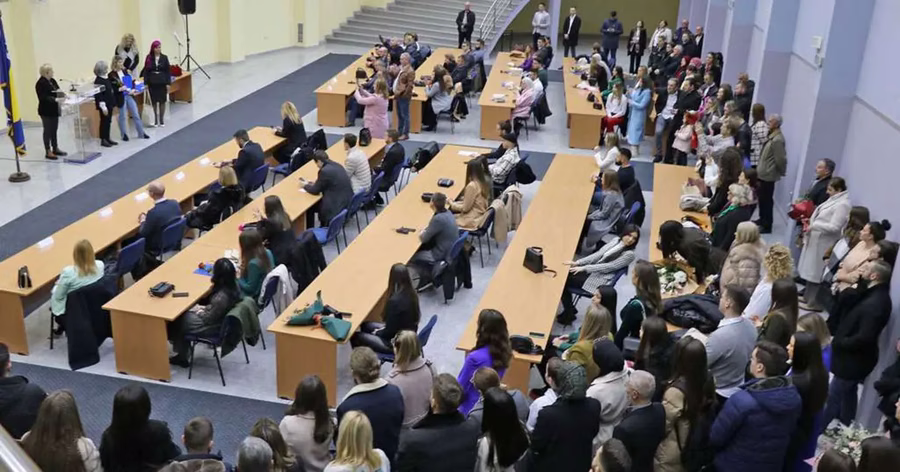Rekordan broj studenata u FBiH: Žene prednjače, ali diplomiranih sve manje Rekordan broj studenata u FBiH: Žene prednjače, ali diplomiranih sve manje