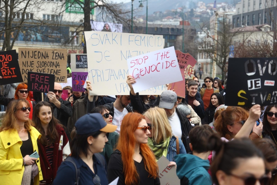 ‘SB’ NA LICU MJESTA, ŽENE NISU ZADOVOLJNE STANJEM U BH. DRUŠTVU: Protestni marš ulicama Sarajeva 'SB' NA LICU MJESTA, ŽENE NISU ZADOVOLJNE STANJEM U BH. DRUŠTVU: Protestni marš ulicama Sarajeva