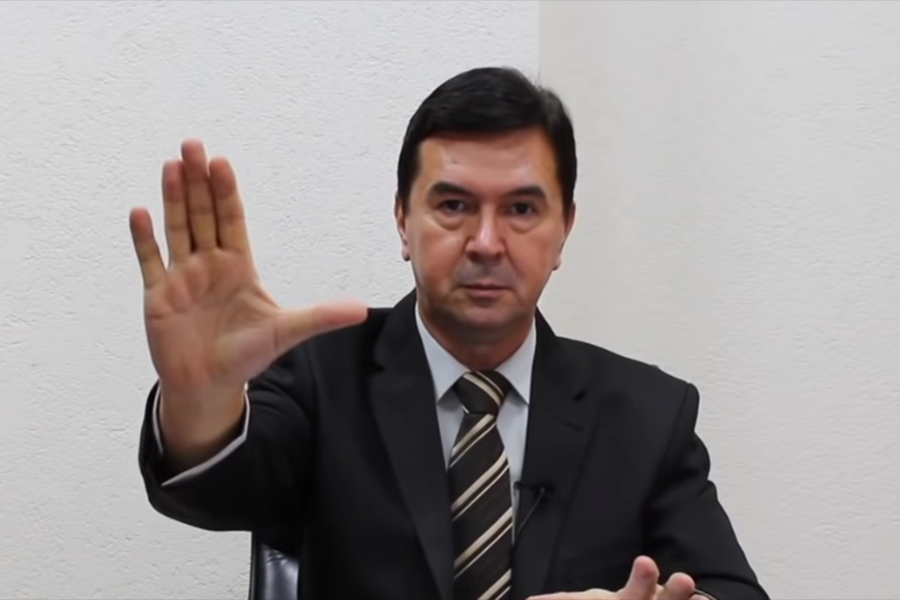 SKANDAL U TUZLI: Trojica direktora skupa imaju više od 200 godina, Mirnes Ajanović uzburkao javnost… SKANDAL U TUZLI: Trojica direktora skupa imaju više od 200 godina, Mirnes Ajanović uzburkao javnost...