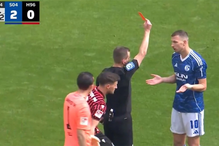 SNIMAK O KOJEM BRUJI NJEMAČKA: Šta je sudac kazao Edinu Džeki kada je izvadio crveni karton… SNIMAK O KOJEM BRUJI NJEMAČKA: Šta je sudac kazao Edinu Džeki kada je izvadio crveni karton...