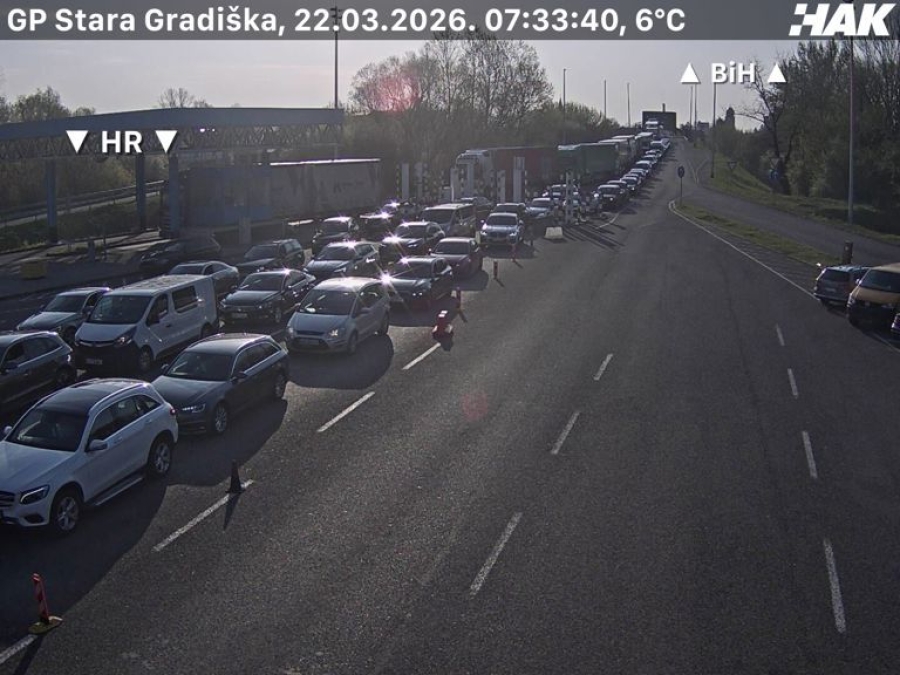 STANJE NA PUTEVIMA: Kilometarske kolone na izlazu iz BiH STANJE NA PUTEVIMA: Kilometarske kolone na izlazu iz BiH