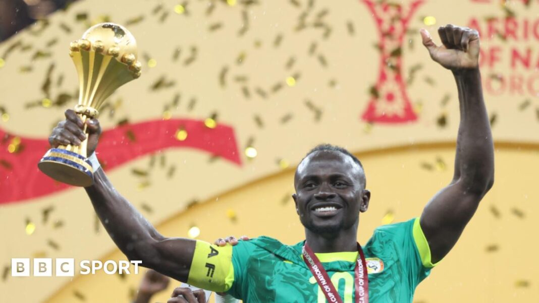 Senegal će demonstrirati trofej Afcona dok se Fudbalski savez zaklinje u “krstaški rat” protiv odluke da preda titulu Maroka Senegal FA president Abdoulaye Fall at a media conference