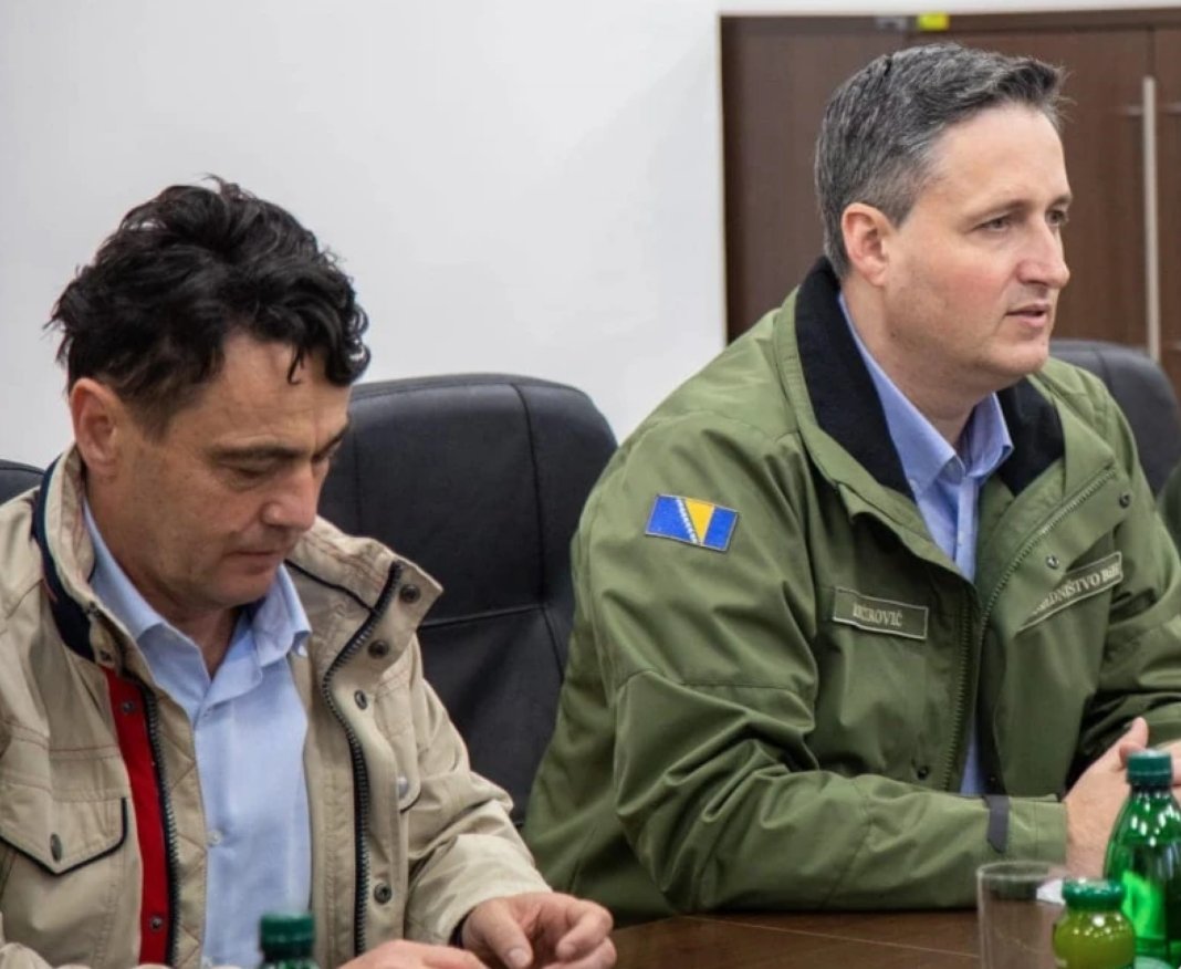 Skupljači perja, sličica, laži i floskula: Denis i Alija – Kovači naše sudbine! – Istraga .ba Skupljači perja, sličica, laži i floskula: Denis i Alija - Kovači naše sudbine! - Istraga .ba