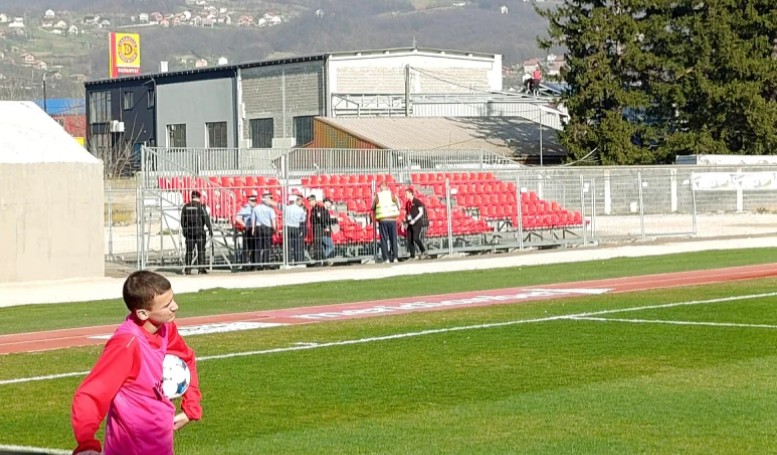 Sramotan doček za Manijake u Doboju: Navijači Sloge tribinu namazali svinjskom masti Sramotan doček za Manijake u Doboju: Navijači Sloge tribinu namazali svinjskom masti