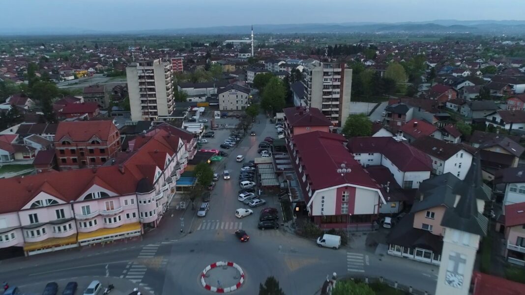 Srednjoškolci u Odžaku bojkotuju nastavu zbog nasilja nad kolegama Srednjoškolci u Odžaku bojkotuju nastavu zbog nasilja nad kolegama