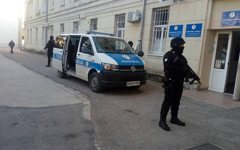 “Šta hoćete više od mene?” – Crna hronika Potvrđena optužnica protiv muškarca koji je udario šakom policajca: “Šta hoćete više od mene?”