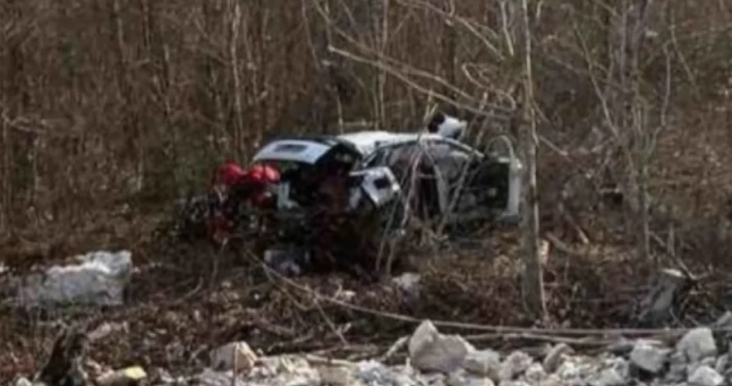 Teška saobraćajna nesreća: Vozilo iz BiH sletjelo u provaliju, povrijeđeni roditelji i beba Teška saobraćajna nesreća: Vozilo iz BiH sletjelo u provaliju, povrijeđeni roditelji i beba