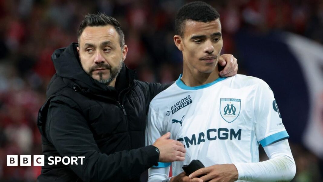 Tottenham ne bi trebao imenovati Roberta de Zerbija preko podrške Masona Greenwooda – grupe navijača Roberto de Zerbi puts his arm around Mason Greenwood