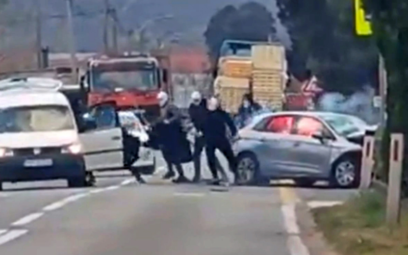 Traje potraga za huliganima koji su pokušali zapaliti putnike i automobil. Njihov Caddy registrovan na obrt Traje potraga za huliganima koji su pokušali zapaliti putnike i automobil. Njihov Caddy registrovan na obrt