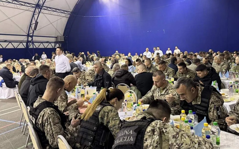 U kasarni ‘Kozara’ u Banjaluci održan 16. tradicionalni iftar Oružanih snaga BiH U kasarni ‘Kozara’ u Banjaluci održan 16. tradicionalni iftar Oružanih snaga BiH