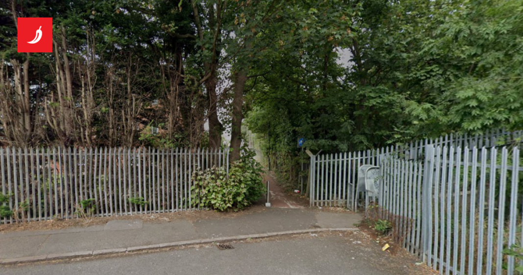 U parku u Engleskoj pronašli kantu za smeće, u njoj bilo tijelo muškarca U parku u Engleskoj pronašli kantu za smeće, u njoj bilo tijelo muškarca