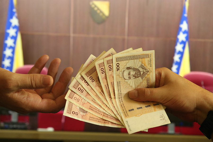 Ured za borbu protiv korupcije USK: Plate zvaničnika nisu porasle 40 posto Ured za borbu protiv korupcije USK: Plate zvaničnika nisu porasle 40 posto