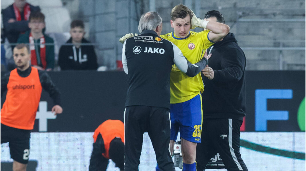 Uzbuna u 3. ligi: Böller povredio golmana RWE Wienanda – utakmica prekinuta 45 minuta Uzbuna u 3. ligi: Böller povredio golmana RWE Wienanda – utakmica prekinuta 45 minuta