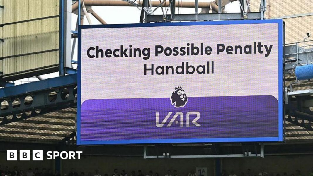 VAR: Istraživanje FSA pokazuje da 75% navijača Premijer lige protiv sistema A big screen display a VAR check for a possible penalty during a Premier League match